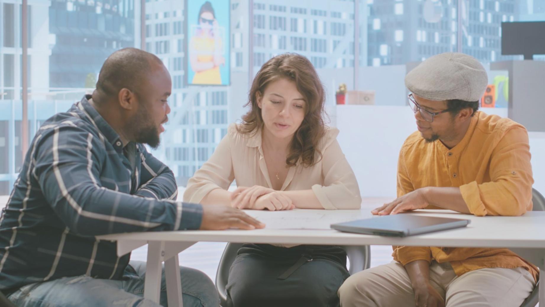 Personne consultant des documents financiers